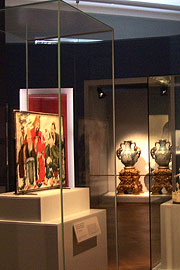 links: Marmorplatte mit den Drei Gestirnsgottheiten. China, 17./18. Jhdt.,  Farben auf marmoriertem Stein (Foto: Marikka-Laila Maisel)